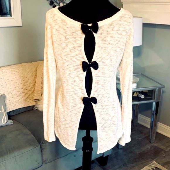 Daytrip long sleeve top with black bows on back EUC sz Small fits S/M - Picture 9 of 9